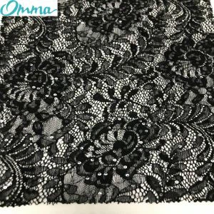 Спангле вез на чипканој тканини